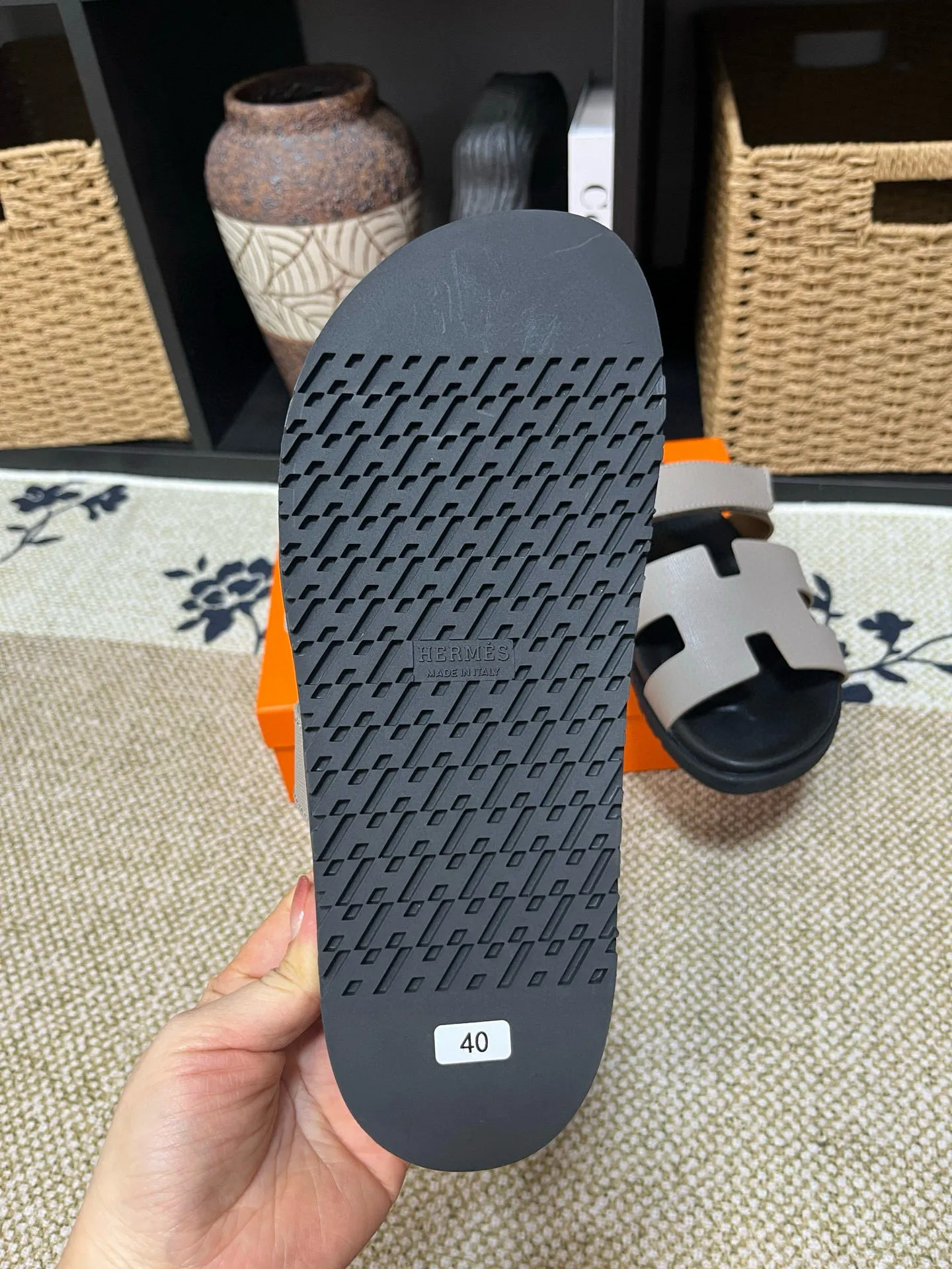 Factory price: 340💰Long-term availability Hermes men's Kazimir slippers for couples - top quality, Hermès woven calfskin functional sandals. The interwoven upper inspired by the "H" iconic pattern creates a casual look, which can be said to be a good companion for summer. Imported cowhide + cowhide lining + TU men's shoes💰Outsole Size: 35-46